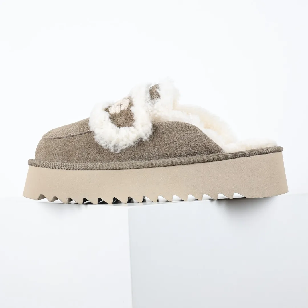 Pick up locally 💰580 Core recommended good price It is a very suitable choice for home furnishings. In the new year, uug launched a series of styles, which are partial to the preferences of young consumers and have also moved to the forefront of fashion trends. Shoe body material: water-repellent coated suede upper, 17 mm UGGPURE™ implantable wool insole, lightweight non-slip and comfortable rubber outsole, with brand LOGO and trademark, with full packaging Size: 35 36 37 38 39 40